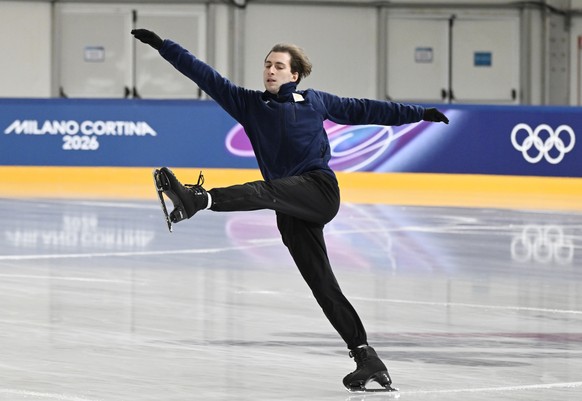 <p>Der Eiskunstläufer Nika Egazde bereitet sich für den grossen Auftritt vor.</p>