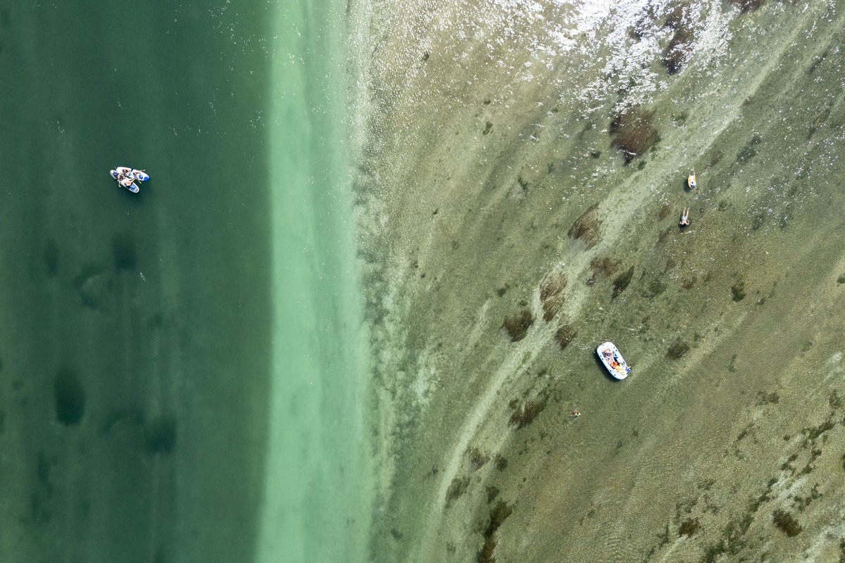 Menschen lassen sich im Wasser, in Gummibooten und auf Stand Up Paddles auf dem Rhein treiben, am Donnerstag, 30. Juli 2026 in Stein am Rhein. Der Rhein weist wie die meisten Gewaesser infolge grosser ...