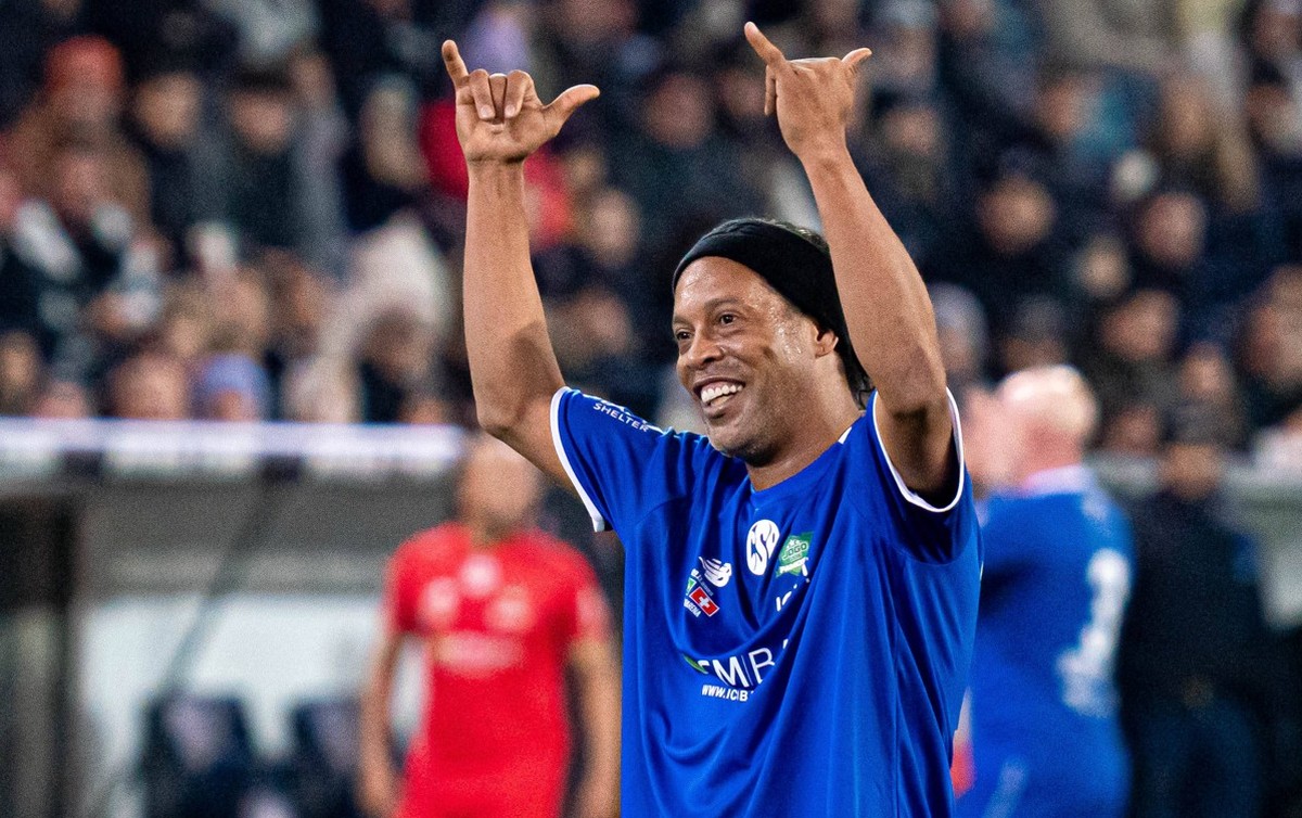 Lucerne, Switzerland, November 9th 2025 Ronaldinho Brazil during the Jogo Dos Famosos match between Ronaldinho and Friends and Swiss Legends at Swissporarena, Lucerne, Switzerland. Priscila B