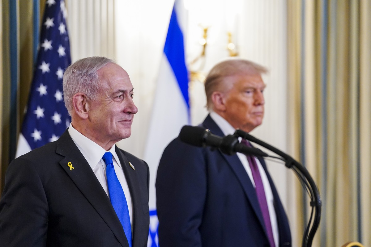 epa12415342 US President Donald Trump (R) and Israeli Prime Minister Benjamin Netanyahu (L) participate in a joint press conference in the State Dining Room of the White House in Washington, DC, USA,  ...
