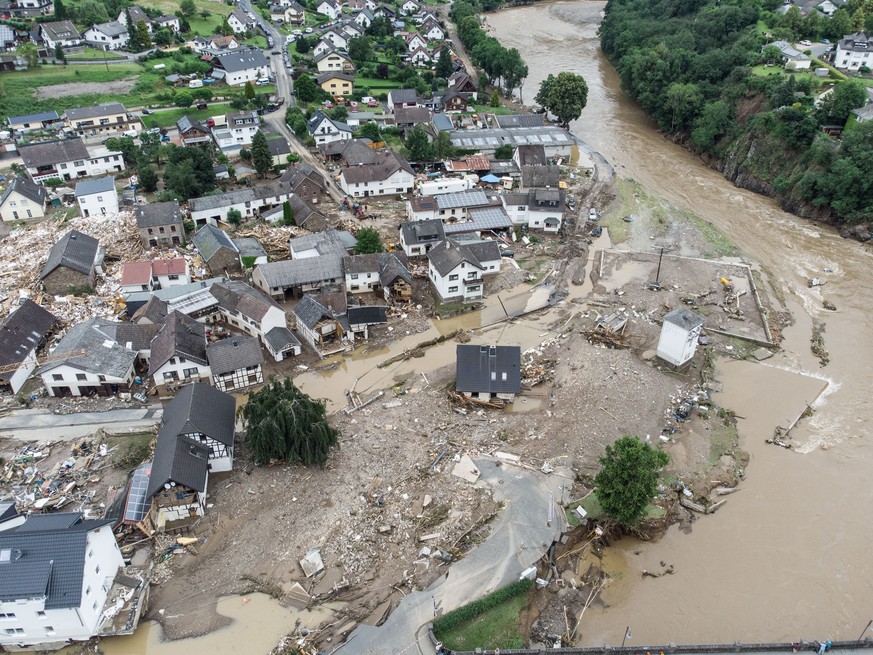 15.07.2021, Rheinland-Pfalz, Schuld: Weitgehend zerst�rt und �berflutet ist das Dorf im Kreis Ahrweiler nach dem Unwetter mit Hochwasser (Aufnahme mit einer Drohne). Dabei hat die Flut �ste und Unrat  ...