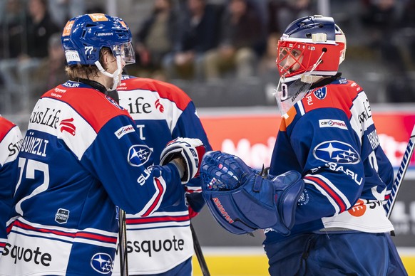 Torhueter Simon Hrubec (ZSC) (rechts) bejubelt den Sieg mit Timo Buenzli (ZSC) (links) im Spiel der Eishockey National League zwischen ZSC Lions und Genf Servette HC am Samstag, 24. September 2024 in  ...