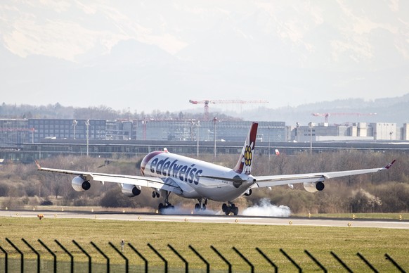 Eine Edelweiss Maschine aus San Jose, Costa Rica, landet auf dem Flughafen Zuerich am Dienstag, 24. Maerz 2020. Bis am Donnerstagmorgen holt das Eidgenoessische Departement fuer Auswaertige Angelegenh ...