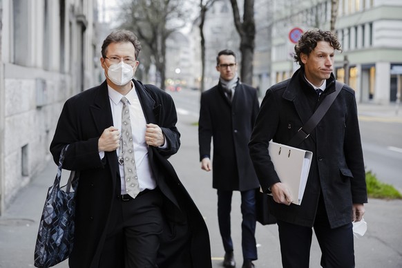 Staatsanwalt Marc Jean-Richard-dit-Bressel, links, erscheint zum zweiten Prozesstag des Raiffeisen-Prozess des Zuercher Bezirksgerichts vor dem Volkshaus, am Mittwoch, 26. Januar 2022, in Zuerich. Die ...