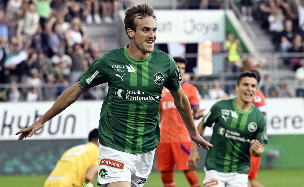 Der St.Galler Fabian Schubert jubelt nach seunem Tor zum 1-0 beim Fussballspiel der Super League FC St.Gallen gegen den FC Lausanne-Sport im Kybunpark in St.Gallen am Samstag, 2. September 2023. (KEYS ...