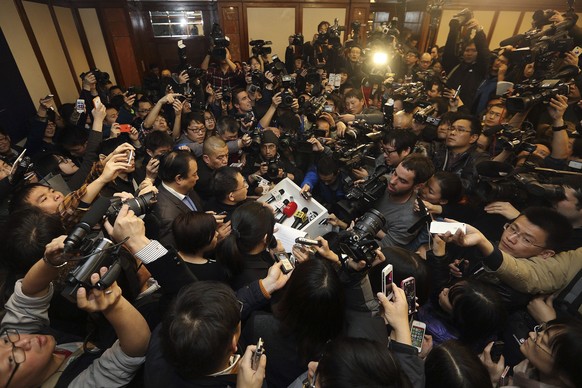 Ein Sprecher der Airline gibt in einem Hotel in Peking den Medien auskunft.