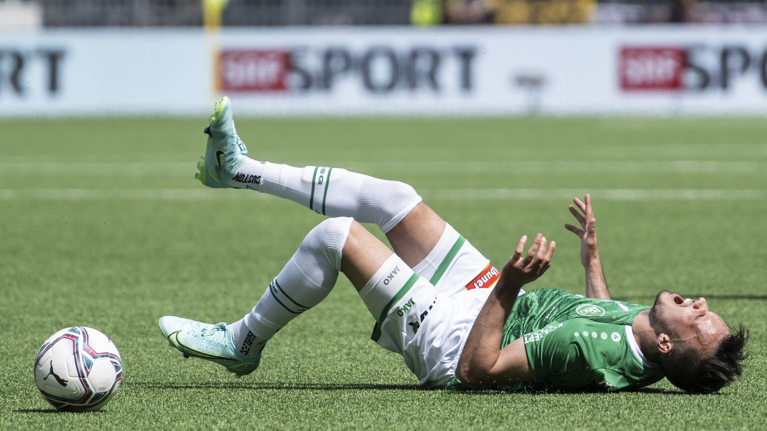 St. Gallens Jeremy Guillemenot schreit vor Schmerz, im Schweizer Fussball Cup Final zwischen dem FC Lugano und dem FC St. Gallen, am Sonntag, 15. Mai 2022, im Stadion Wankdorf in Bern. (KEYSTONE/Aless ...