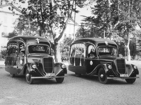 Je nach Konfession unterschiedlich gestaltet: zwei elektrische EFAG-Bestattungswagen der Stadt Lugano im Jahr 1935, links für katholische Verstorbene, rechts für alle anderen.