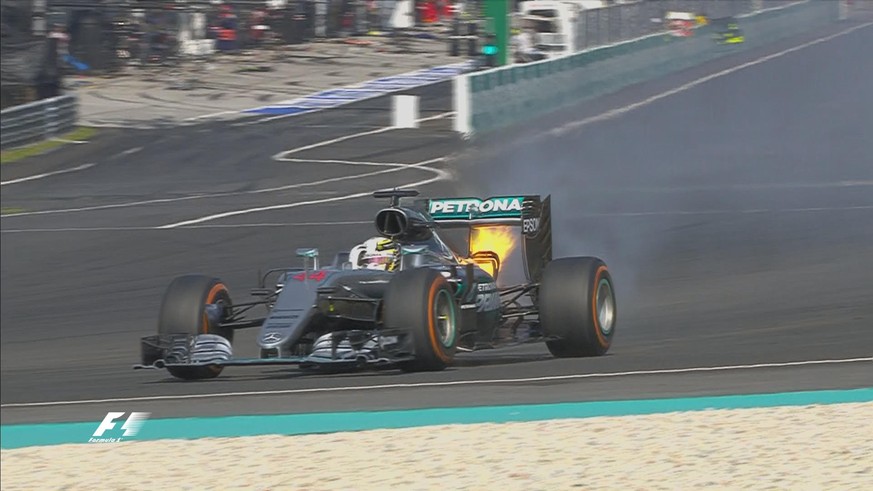 Die entscheidende Szene: Lewis Hamiltons Motor gibt in der 41. Runde den Geist auf.