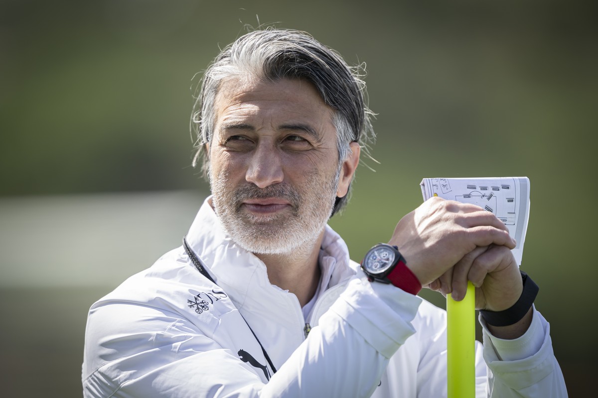 Der Cheftrainer der Schweizer Fussballnationalmannschaft, Murat Yakin, beobachtet seine Spieler waehrend einem Training, am Dienstag, 18. Maerz 2025, in The Campus, in Almancil, Portugal. Die Schweize ...