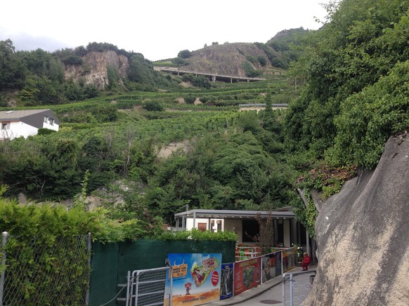 Man kann es nicht erahnen: Hier hinten unter dem Weinberg ist der Eingang zum unterirdischen See bei Saint-Léonard.