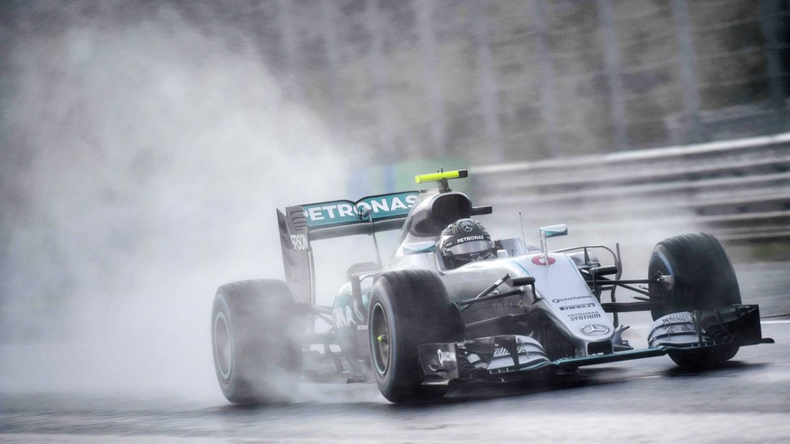 epa05437930 German Formula One driver Nico Rosberg of Mercedes AMG GP steers his car during the qualifying session of the Hungarian Formula One Grand Prix at the Hungaroring racetrack in Budapest, Hun ...