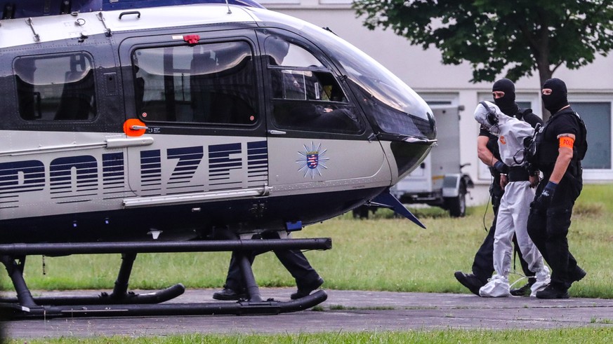 epa06799334 Iraqi asylum seeker Ali Bashar (C), who is considered a suspect in the rape and murder case of 14-year-old girl Susanna Maria Feldman, is transported to a prison in Frankfurt am Main, Germ ...