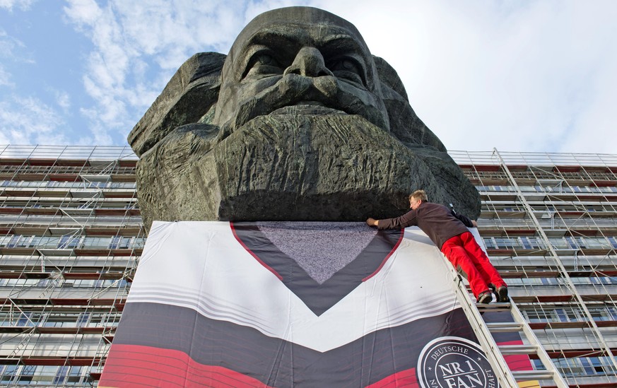 Karl Marx, verulkt als Fan der deutschen Fussball-Nationalmannschaft.&nbsp;