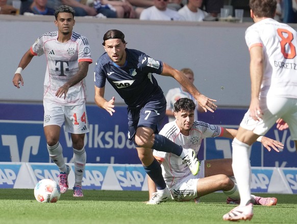 GER, 1.FBL, TSG Hoffenheim vs FC Bayern M�nchen / 20.09.2025, PreZero Arena, Sinsheim, GER, 1.FBL, TSG Hoffenheim vs FC Bayern M�nchen , im Bild Leon Avdullahu Hoffenheim, Aleksandar Pavlovic M�nchen  ...