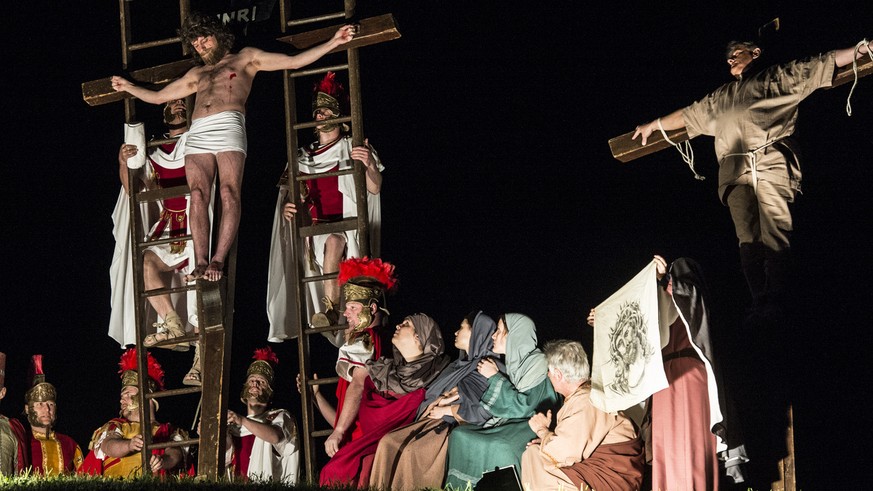 Laienschauspieler fuehren die Passion Christi auf am Mittwochabend, 16. April 2014, in Coldrerio TI. In den Tagen vor Ostern im Jahr 1945 entschied eine Gruppe Jugendlicher aus Coldrerio, die von den  ...