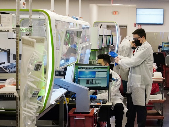 Sonora Quest Laboratory medical laboratory scientists oversee COVID-19 PCR tests at Sonora Quest Laboratories Tuesday, Jan. 11, 2022, in Phoenix. As Arizona&#039;s largest diagnostic testing lab, Sono ...