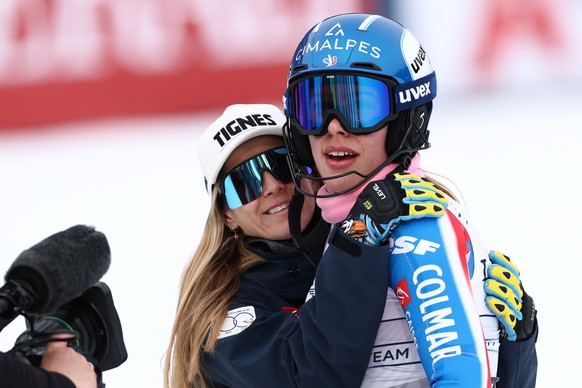epa11888108 Marie Lamure (R) and Laura Gauche (L) of France react in the finish area during the Slalom race of Women's Team Combined event at the FIS Alpine Skiing World Championships in Saalbach ...