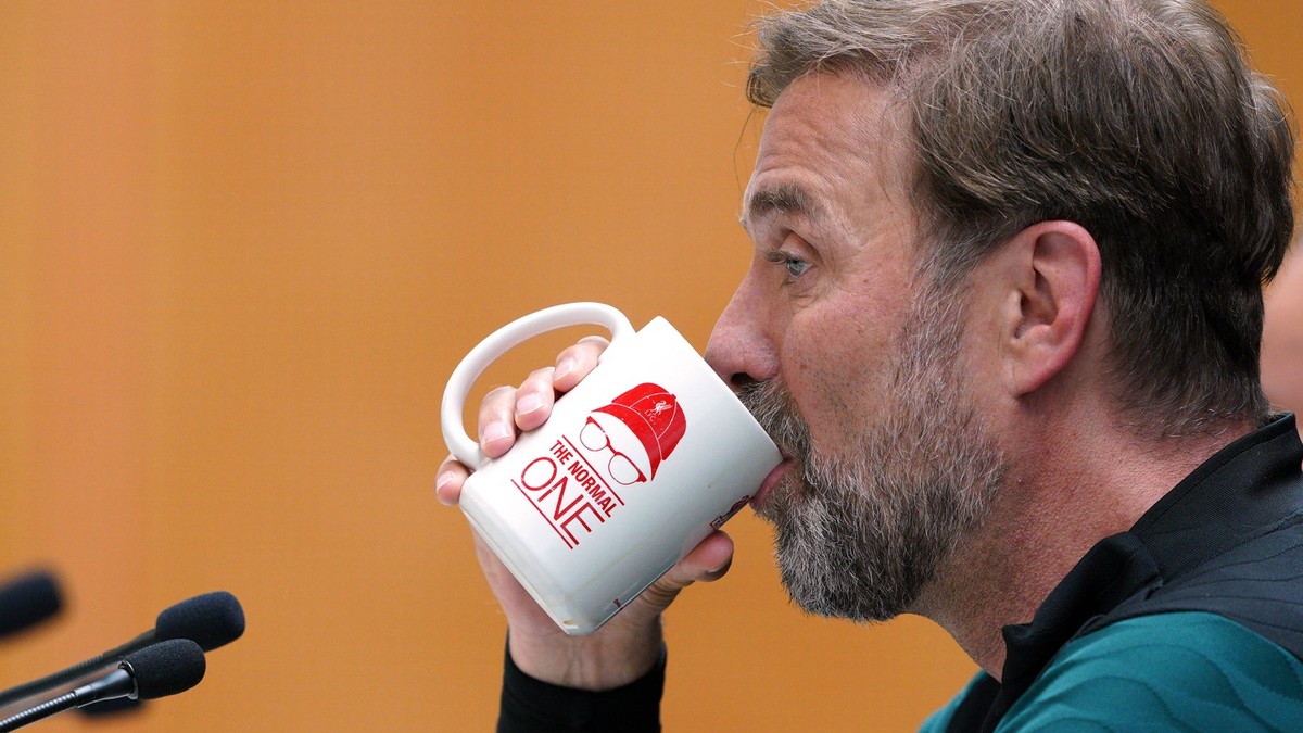 Liverpool FC - Media Day - UEFA Champions League Final - AXA Training Centre Liverpool manager Jurgen Klopp using a mug with The Normal One on it during a press conference, PK, Pressekonferenz as part ...