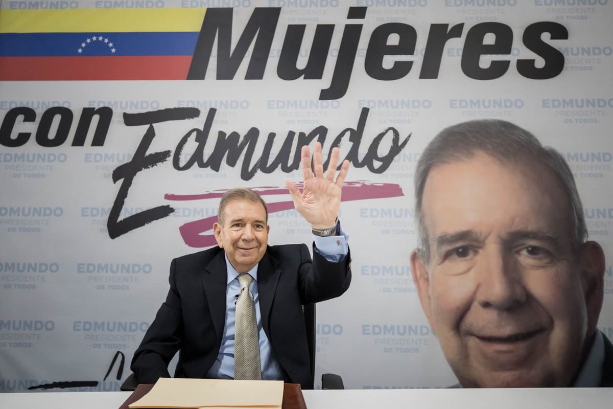 epa11404973 The opposition candidate, Edmundo Gonzalez, attends a political event in Caracas, Venezuela, 11 June 2024. The candidate of Venezuela's most prominent opposition coalition, Urrutia, s ...