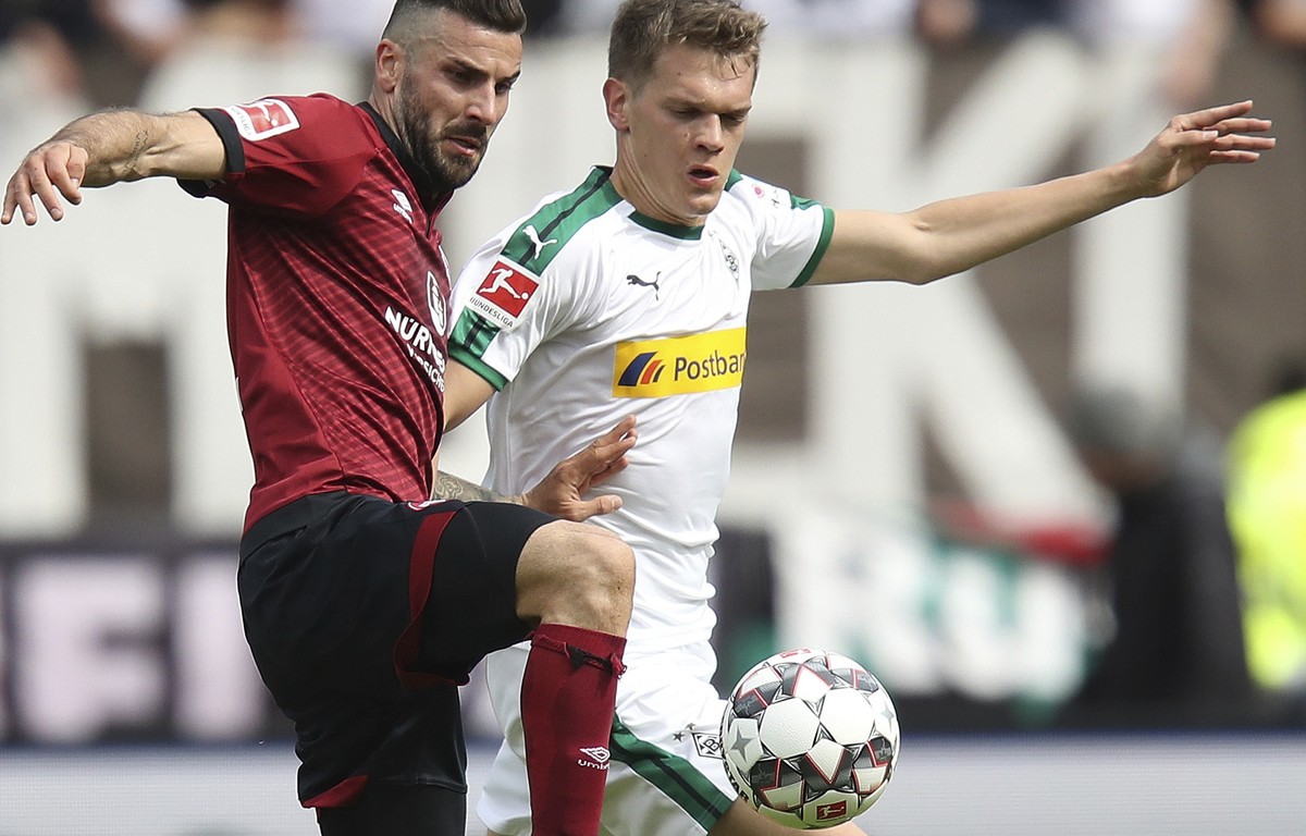 Nuernberger's Mikael Ishak, left, and Matthias Ginter of Borussia Moenchengladbach challenge for the ball during the German Bundesliga soccer match between 1. FC Nuremberg and Borussia Moenchengl ...