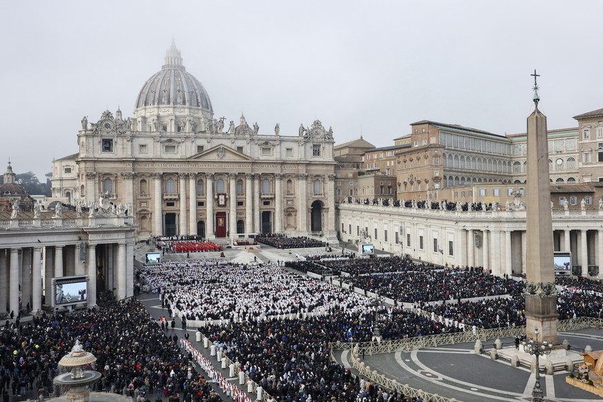 epa10390237 General view during the funeral ceremony of Pope Emeritus Benedict XVI (Joseph Ratzinger) in Saint Peter&#039;s Square, in Vatican City, 05 January 2023. Former Pope Benedict XVI died on 3 ...