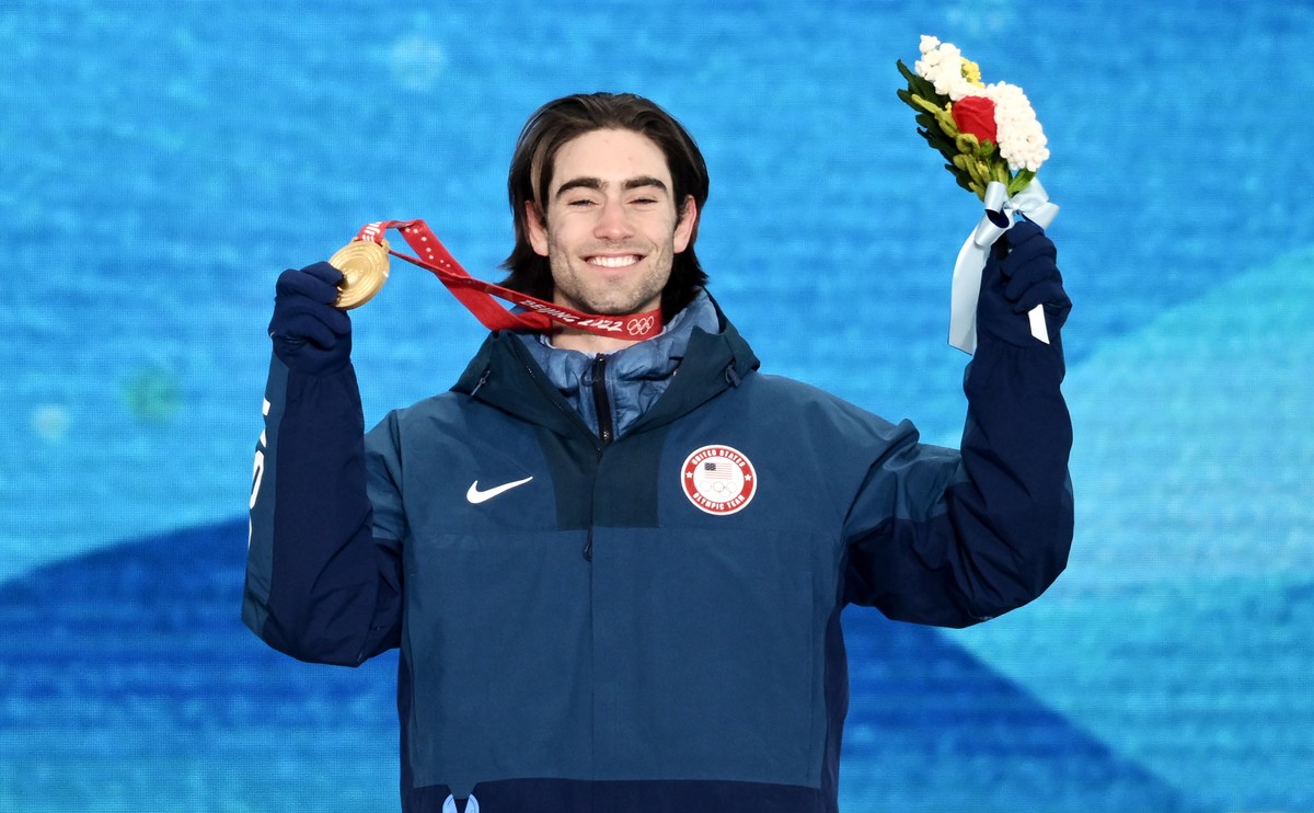 epa09762351 Gold medalist Alexander Hall of the USA during the medal ceremony for the Men's Freestyle Skiing Slopestyle final at the Beijing 2022 Olympic Games, Beijing municipality, China, 16 Fe ...