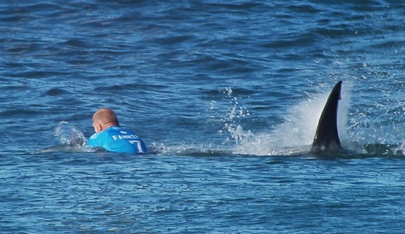 Glück im Unglück: Der australische Surfer&nbsp;Mick Flanning wird von einem Hai verfolgt, entkommt jedoch unverletzt.