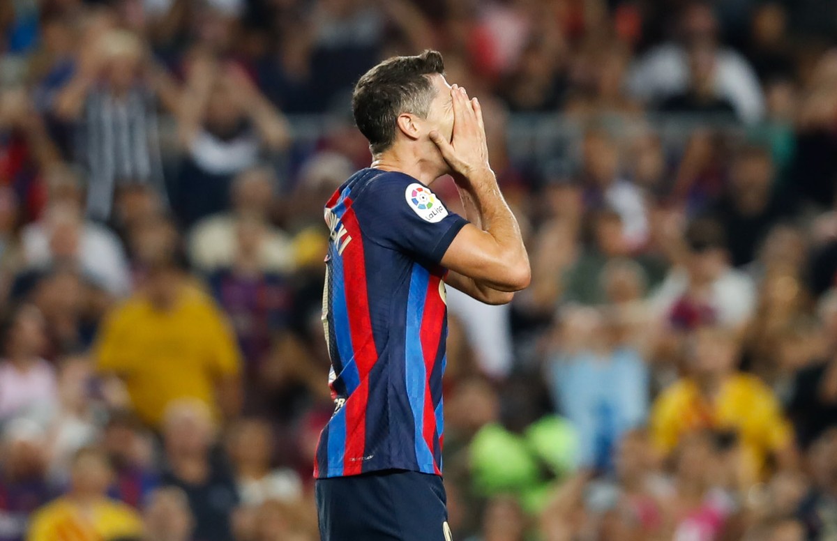 epa10119681 Barcelona's striker Robert Lewandowski reacts during their Spanish LaLiga soccer match between FC Barcelona and Rayo Vallecano at Spotify Camp Nou stadium in Barcelona, Catalonia, Spa ...
