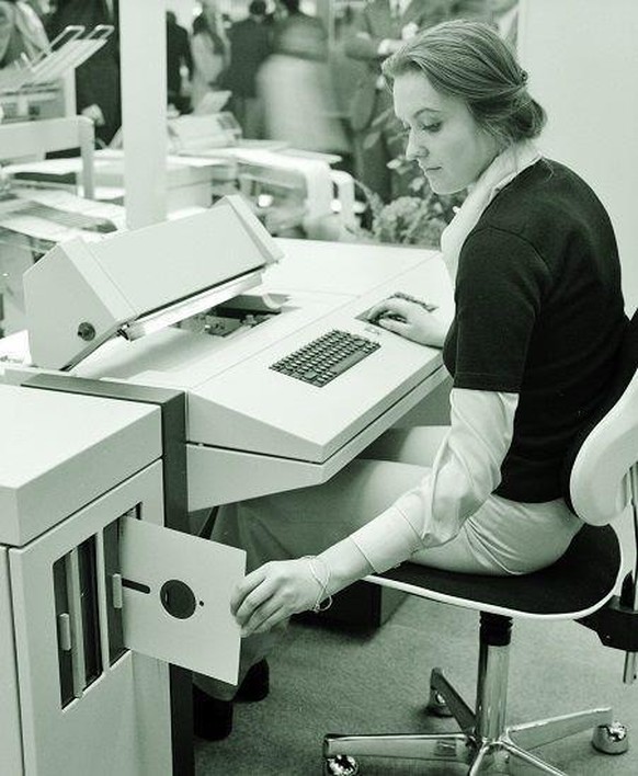 Diese junge Dame schiebt eine Acht-Zoll-Diskette in ein Nixdorf-System des Jahres 1974.