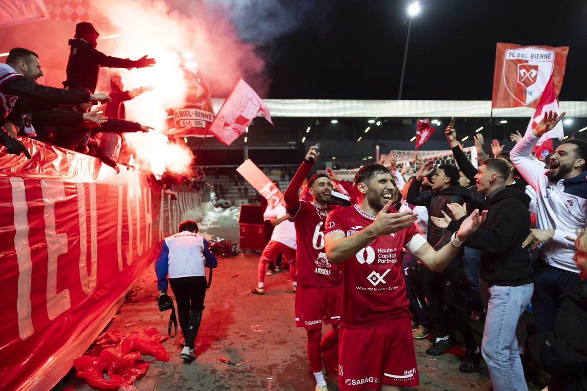 Biel's Captain Anthony De Freitas (FCB), vorne, und seine Teamkollegen feiern mit den Fans nach dem Sieg im Schweizer Cup Halbfinal-Spiel zwischen dem FC Biel und dem BSC Young Boys, am Samstag,  ...