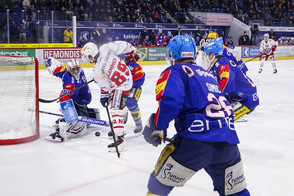 EHC Kloten Torhueter Davide Fadani gegen SC Rapperswil-Jona Lakers Stuermer Dominic Lammer (#89) waehrend dem Qualifikationsspiel der Eishockey-Meisterschaft der National League zwischen den Teams EHC ...