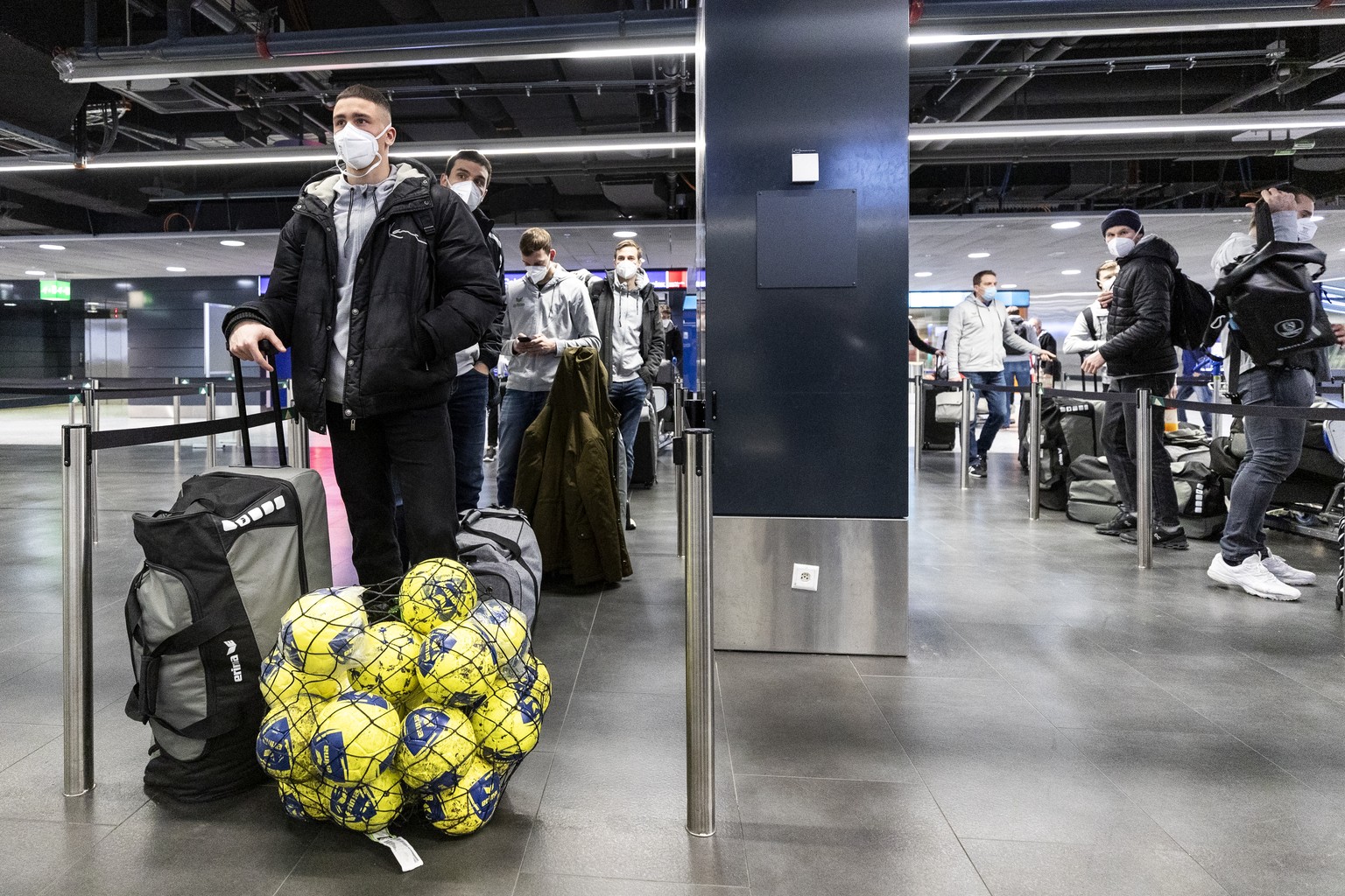 Handballer Mehdi Ben Romdhane, links, beim Einchecken am Flughafen Zuerich, aufgenommen am Donnerstag, 14. Januar 2021. Die Schweizer Handball Nationalmannschaft reist nach Aegypten an die Handball We ...