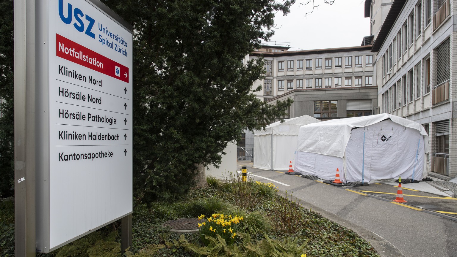 Zwei Zelten stehen vor der Notfallstation des Unispitals bei denen infizierte Coronavirus Patienten zuerst in die Triage kommen, aufgenommen am Freitag, 6. Maerz 2020 in Zuerich. (KEYSTONE/Ennio Leanz ...