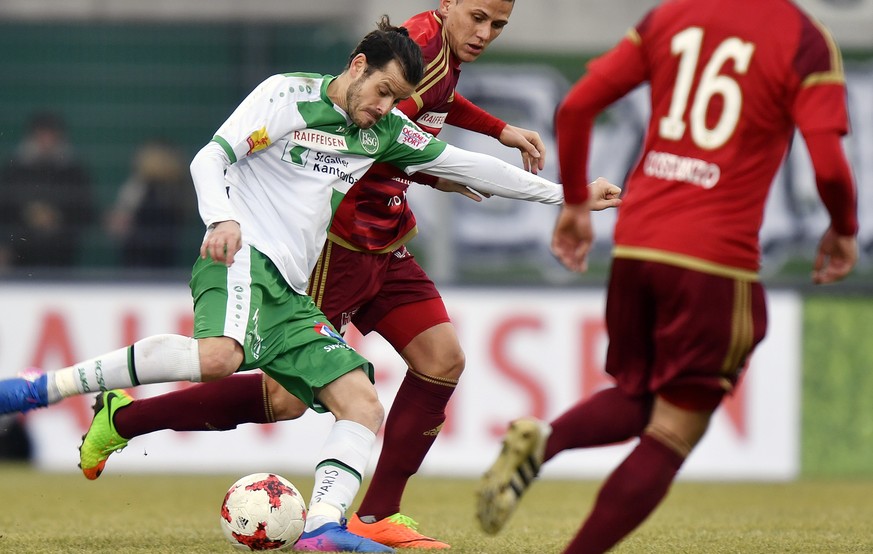 Der Vaduzer Stjepan Kukuruzovic, rechts, gegen den St. Galler Tranquillo Barnetta, links, beim Fussballspiel der Super League FC Vaduz gegen den FC St. Gallen im Rheinpark Stadion in Vaduz am Sonntag. ...