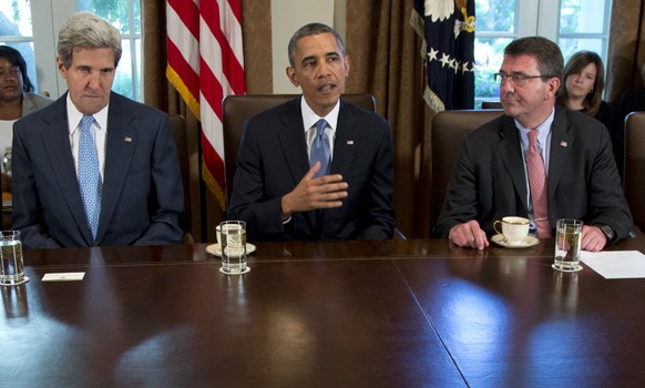 Ashton Carter (rechts), 2013 bei einem Medientermin im Weissen Haus. Er setzt auf Drohnen und Hightech statt auf grosse Truppenverbände.