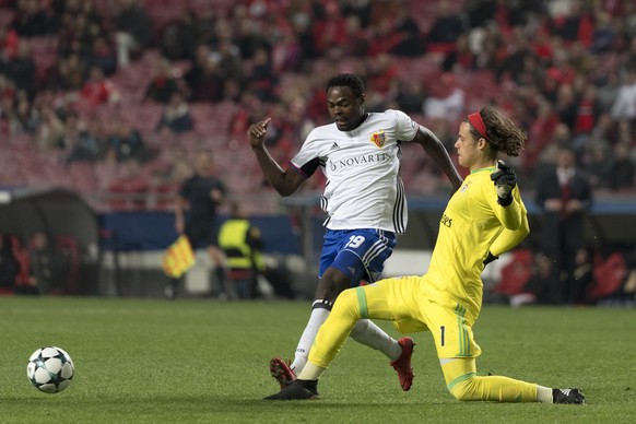 Basel&#039;s Dimitri Oberlin, left, fights for the ball against Benfica&#039;s goalkeeper Mile Svilar, right, during the UEFA Champions League Group stage Group A matchday 6 soccer match between Portu ...