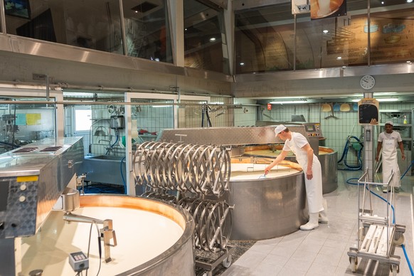 Der Produktionsprozess in der Schaukäserei in la Gruyère.