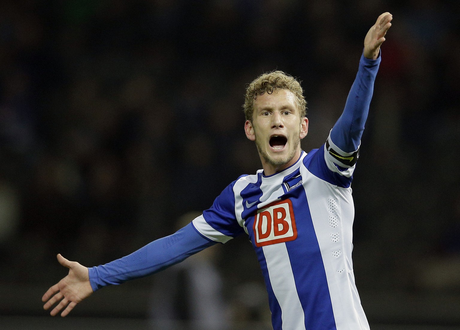 ARCHIV - ZU FABIAN LUSTENBERGERS WECHSEL VON HERTHA BERLIN ZU DEN BERNER YOUNG BOYS, STELLEN WIR IHNEN FOLGENDES BILDMATERIAL ZUR VERFUEGUNG - Berlin&#039;s Fabian Lustenberger from Switzerland shouts ...