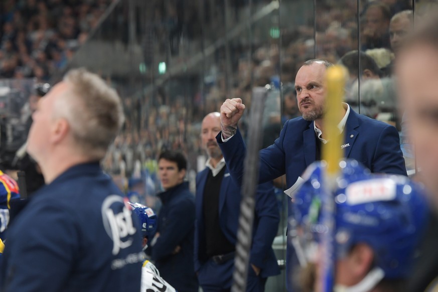 Davos�s head coach Christian Wohlwend, during the preliminary round game of National League A (NLA) Swiss Championship 2022/23 between, HC Ambri Piotta against HC Davos at the Gottardo Arena in Ambri, ...