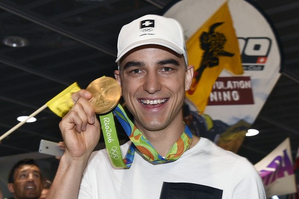 ARCHIV --- ZUR MELDUNG, DASS HACKER AKTEN VON NINO SCHURTER VEROEFFENTLICHT HABEN, STELLEN WIR IHNEN FOLGENDES BILD ZUR VERFUEGUNG --- Nino Schurter zeigt seine Goldmedaille und wird bei seiner Ankunf ...