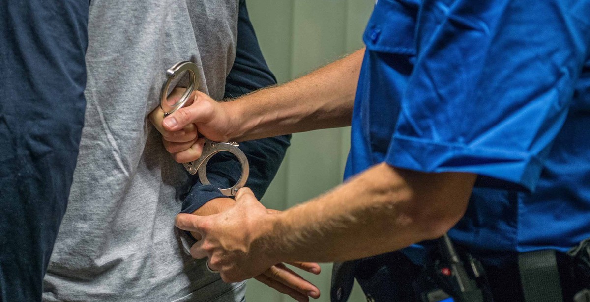 Verhaftung mit Handschellen durch Kantonspolizei Zürich.
Symbolbild.