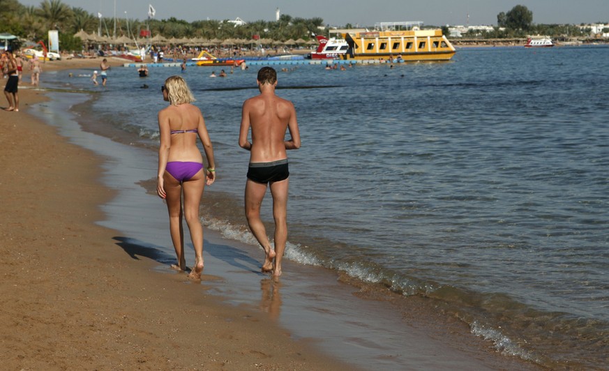 Touristen an einem Strand von Scharm el Scheich.