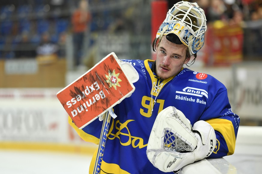 Goalie Gilles Senn von Davos, aufgenommen nach dem Eishockey-Qualifikationsspiel der National League A zwischen dem HC Davos und EHC Biel, am Donnerstag, 22. Dezember 2016, in der Vaillant Arena in Da ...