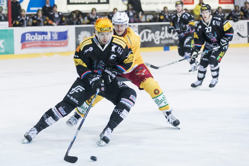 Le Top Scorer fribourgeois Julien Sprunger, gauche, lutte pour le puck avec l&#039;attaquant de Langnau Thomas Nuessli, droite, lors du match du championnat suisse de hockey sur glace de National Leag ...