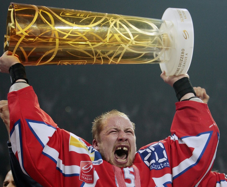 Meisterpokal und Zahnlücke: Mathias Seger mit den Merkmalen eines erfolgreichen Eishockeyspielers.