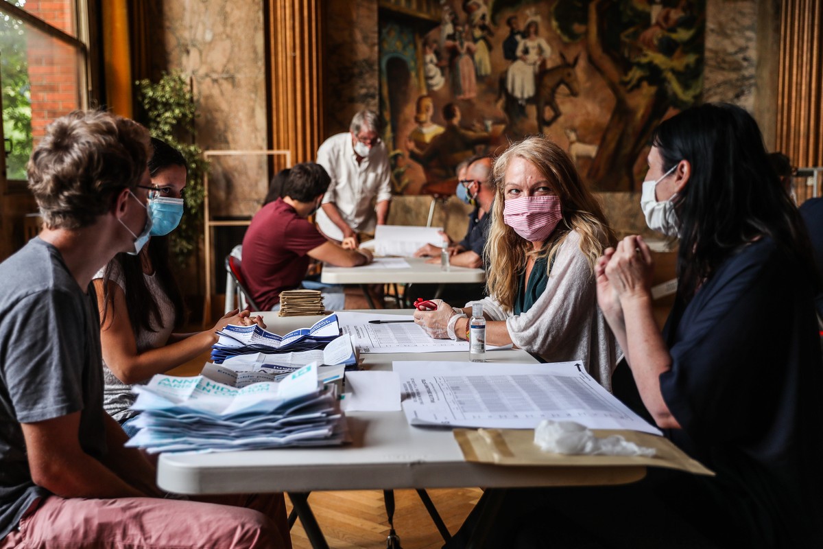 epa08514941 Volunteers wearing face masks count ballots at a polling station in the city hall of the 14th district during the second round of the French Municipal elections in Paris, France, 28 June 2 ...