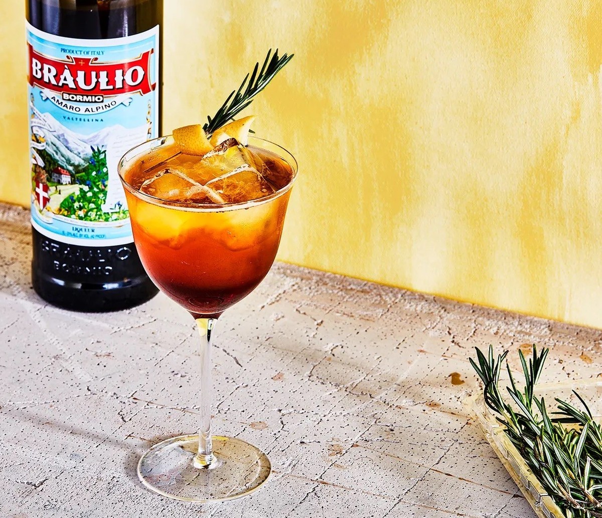 braulio spritz amaro digestivo trinken alkohol drinks cocktail https://assets.bonappetit.com/photos/5d2f84d32371fe00086c1d66/master/w_1600,c_limit/Spritz-Braulio.jpg