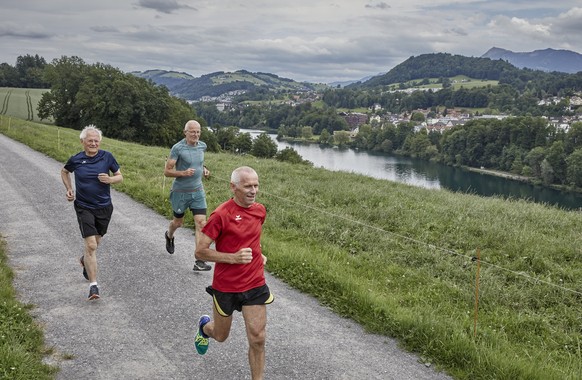 ZUM THEMA AKTIVE SENIOREN STELLEN WIR IHNEN HEUTE, MITTWOCH, 2. AUGUST 2017, FOLGENDE GESTELLTEN AUFNAHMEN ZUR VERFUEGUNG ---[Symbolic Image, Staged Picture] Three members of the &quot;Lauftreff Luzer ...