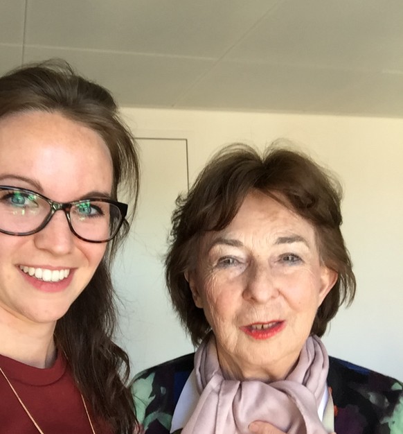 Zwei Generationen auf einem Selfie vereint: Eva Koralnik (r.) und watson-Autorin Helene Obrist.&nbsp;